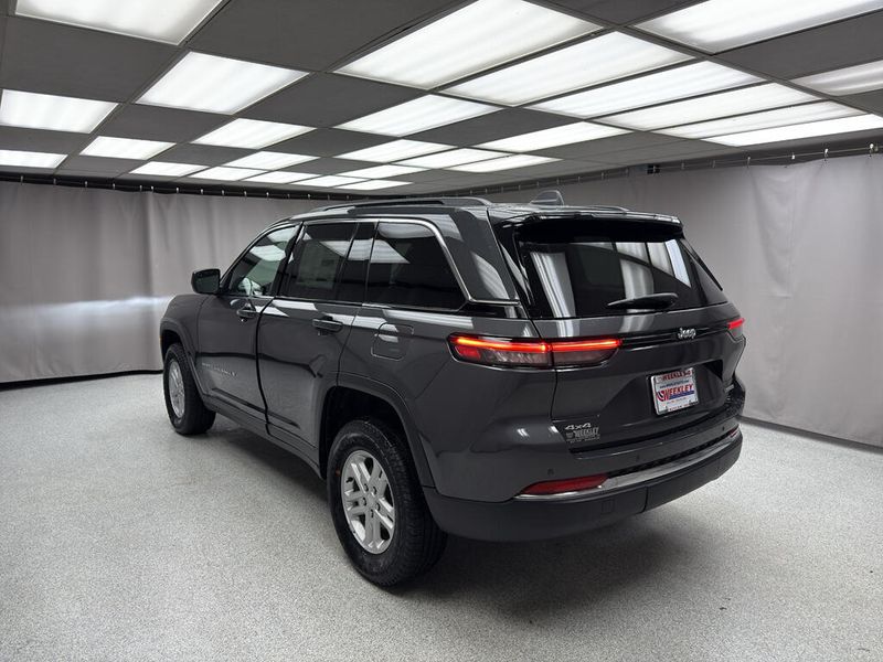 New 2025 Jeep Grand Cherokee Laredo 4x4Image 2