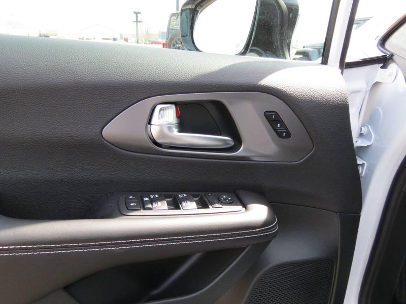 New 2026 Chrysler Voyager LxImage 4