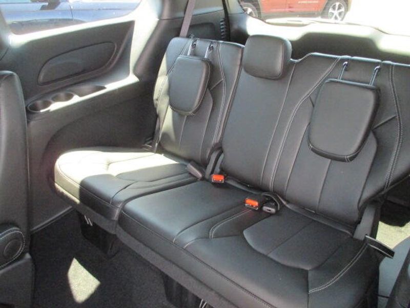 New 2025 Chrysler Pacifica SelectImage 23