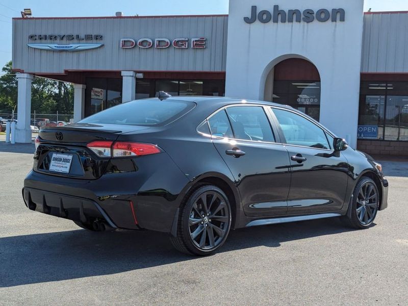 2023 Toyota Corolla SE in a Midnight Black Metallic exterior color and Black/Redinterior. Johnson Dodge 601-693-6343 pixelmotiondemo.com 