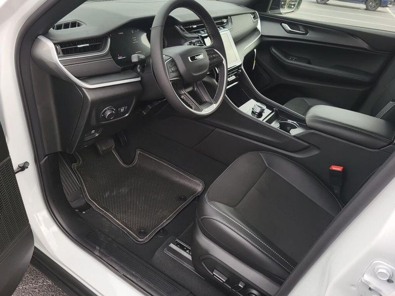 2025 Jeep Grand Cherokee L Altitude X 4x4Image 23