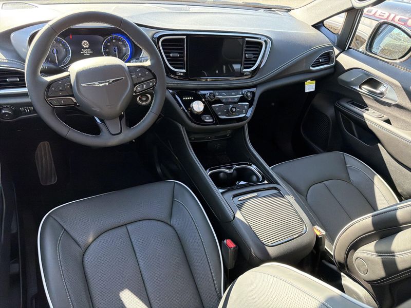 New 2026 Chrysler Pacifica LimitedImage 17