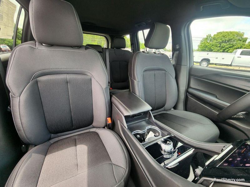 New 2025 Jeep Grand Cherokee Laredo 4x2Image 3