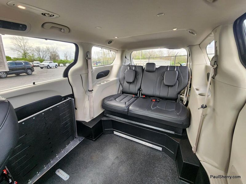 Used 2022 Chrysler Pacifica Touring L
