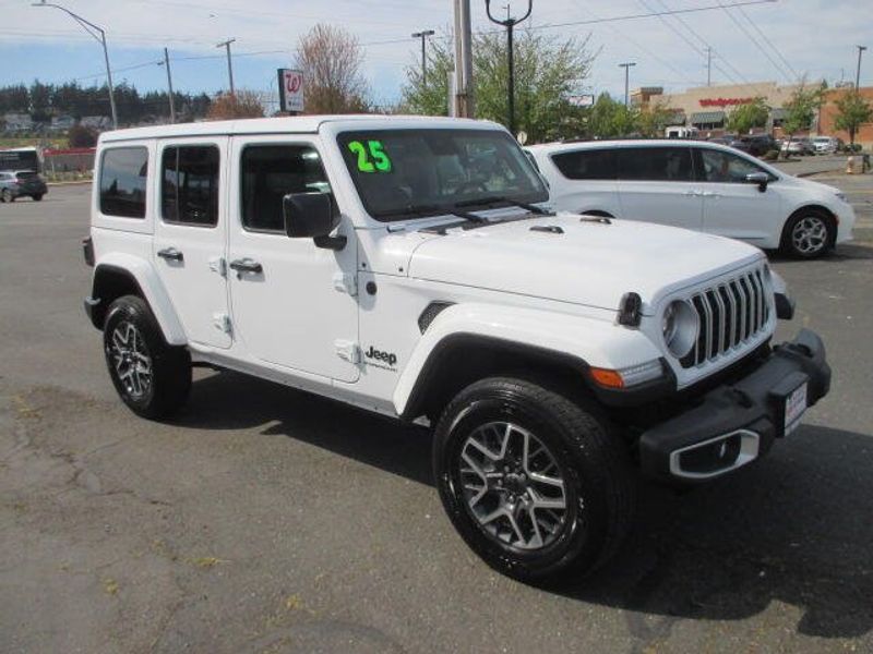 Used 2025 Jeep Wrangler SaharaImage 5