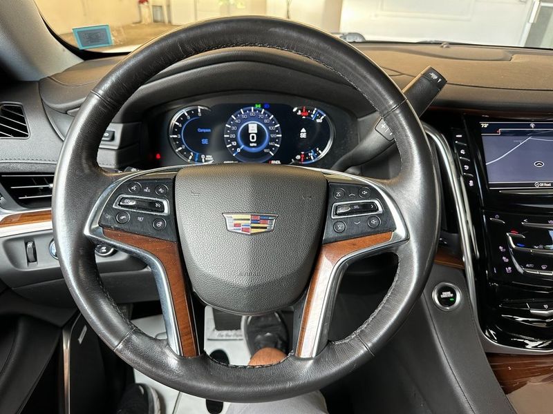 2019 Cadillac Escalade LuxuryImage 2