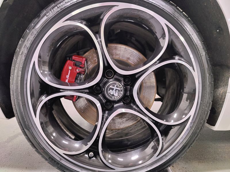 New 2025 Alfa Romeo Giulia AwdImage 9