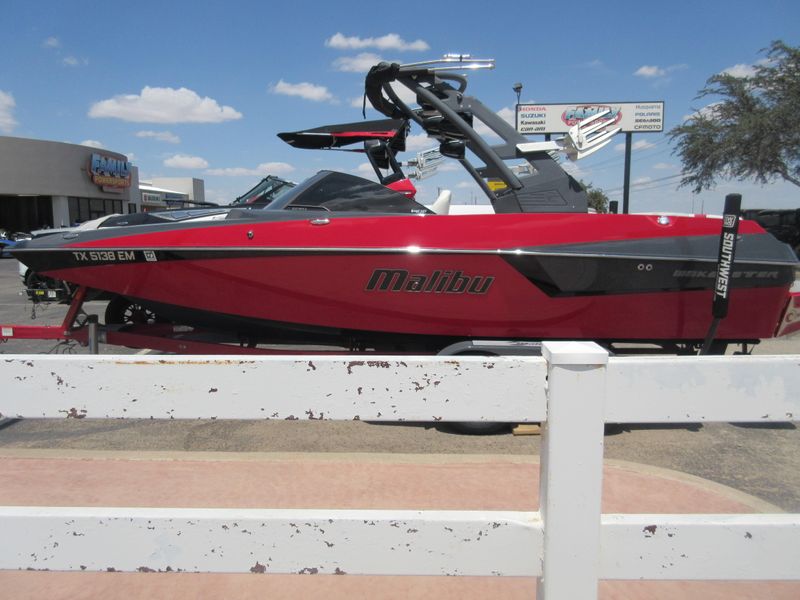 USED 2017 MALIBU WAKESETTER 22MXZ Image 2