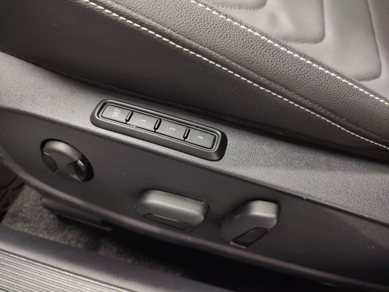 Used 2025 Volkswagen Jetta SEL w/Sunroof & NavImage 16