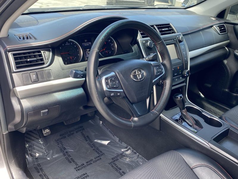 2016 Toyota Camry SEImage 16