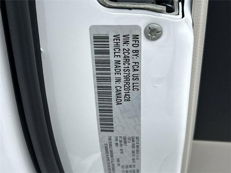 New 2024 Chrysler Pacifica Plug-in Hybrid SelectImage 23