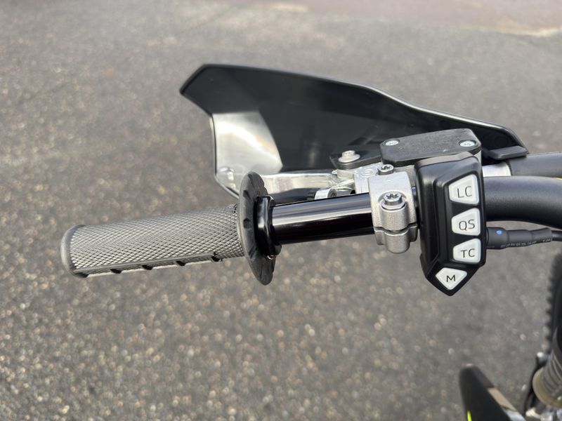 2026 Triumph TF 250 - C - JET BLACK - PURE WHITE 