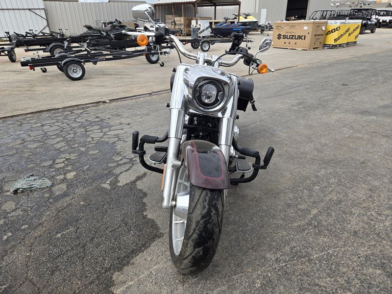 USED 2022 HARLEY SOFT TAIL FAT BOY 114 MIDNIGHT CRIMSON AND VIVID BLACK Image 12