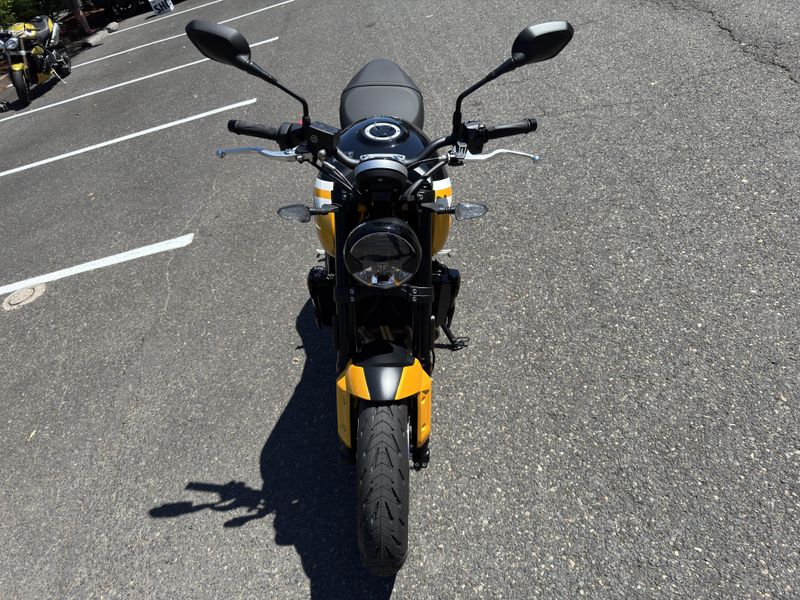 2025 Triumph Trident 660 - COSMIC YELLOW - SAPPHIRE BLACK 