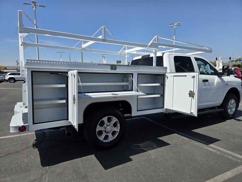 New 2026 RAM 3500 Tradesman Crew Cab Chassis 4x4 60' Ca