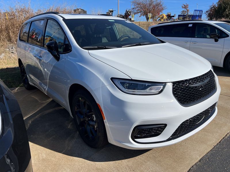 New 2026 Chrysler Pacifica LimitedImage 3