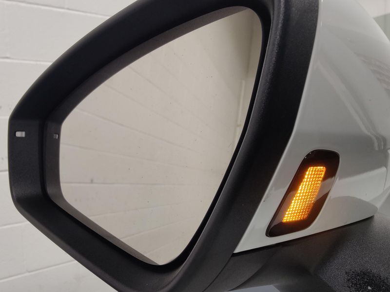 Used 2025 Volkswagen Tiguan SE AWD w/SunroofImage 9