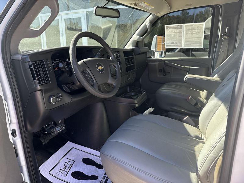 Used 2017 Chevrolet Express Cutaway Image 12