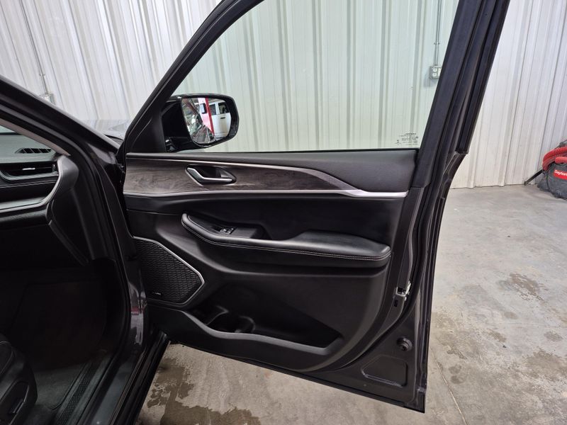 Used 2022 Jeep Grand Cherokee L LimitedImage 11
