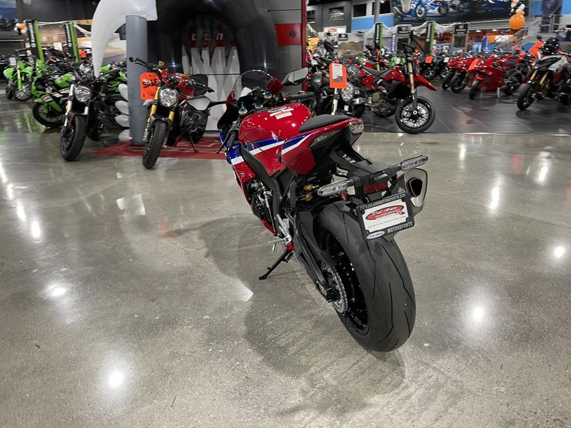New 2025 Honda CBR1000RR-R FIREBLADE SP Image 12