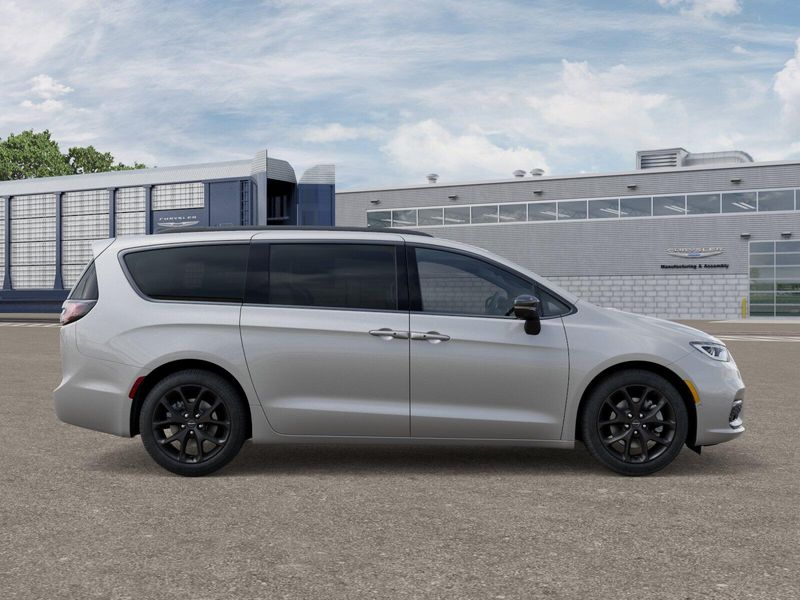 New 2026 Chrysler Pacifica Limited AwdImage 12