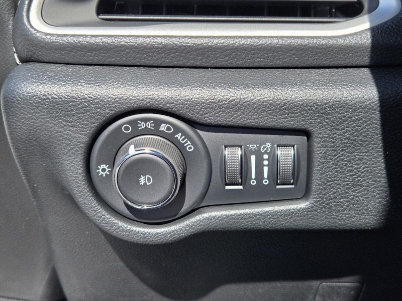 New 2026 Chrysler Pacifica Select