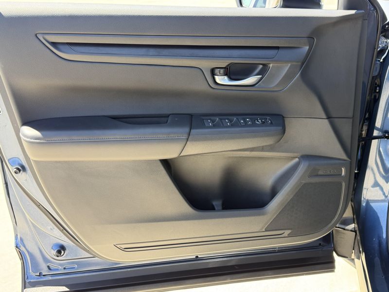 Used 2025 Honda CR-V LXImage 18