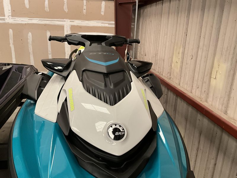 2025 SEA DOO GTI SE 170  in a Teal Blue/Manta Green exterior color. Powersports of Modesto (209) 524-2955 modestopowersports.com 