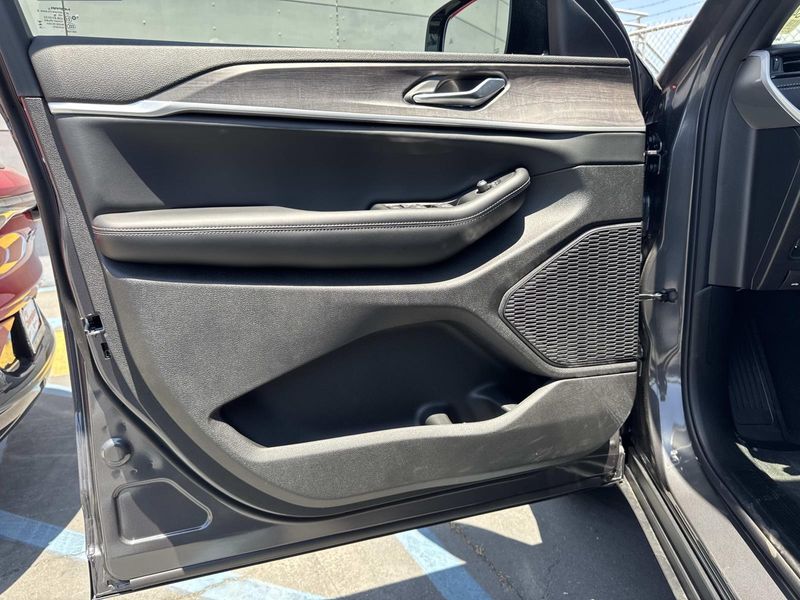 New 2026 Jeep Grand Cherokee Laredo Altitude 4x2