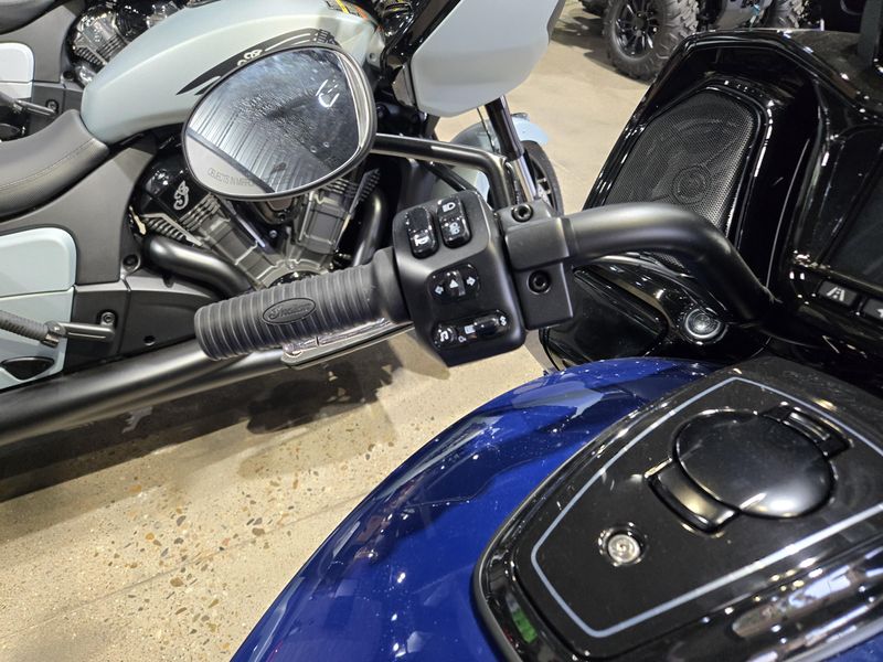 New 2025 Indian Motorcycle PURSUIT DARK HORSE 112  RA 49ST BLACK METALLIC VIVID CRYSTAL W SPRINGFIELD BLUE Image 22