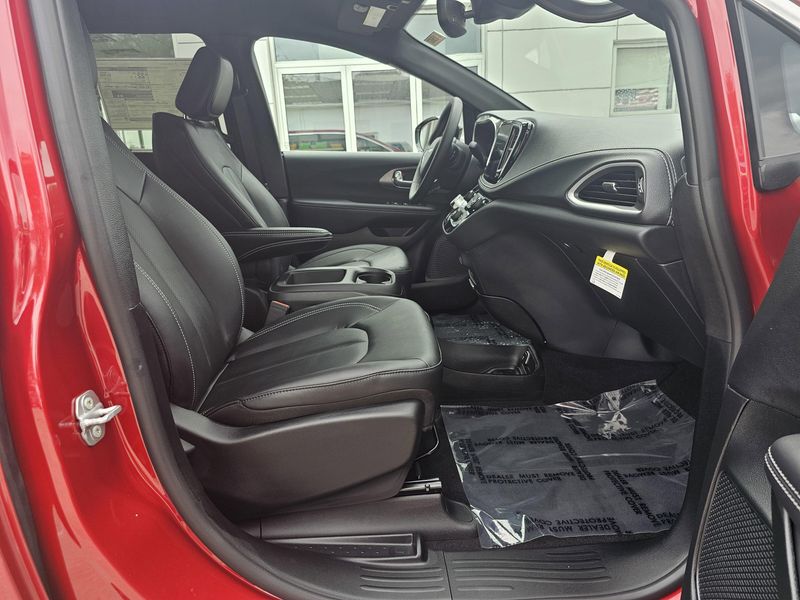 2025 Chrysler Pacifica SelectImage 16