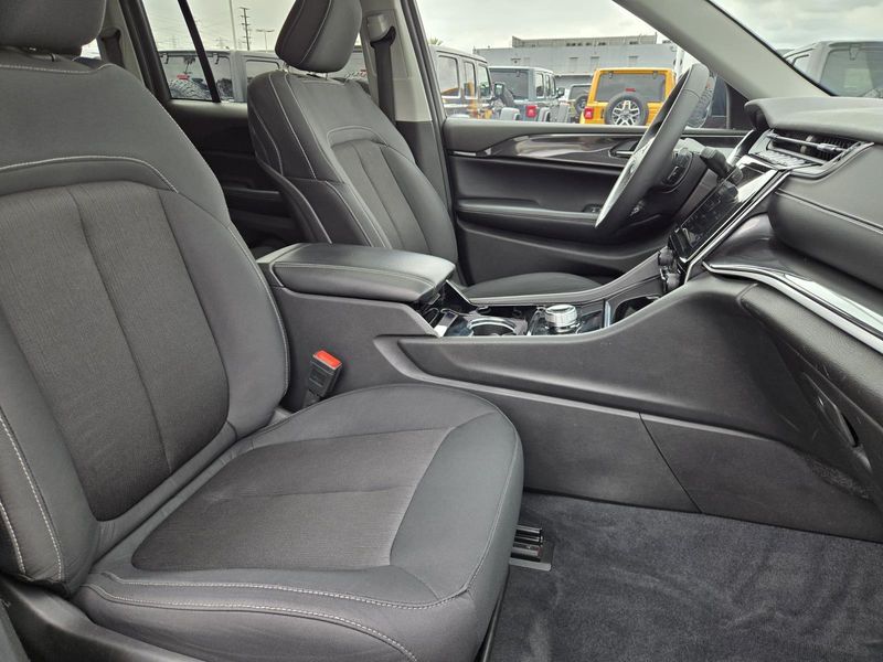 Used 2023 Jeep Grand Cherokee Laredo 4x2