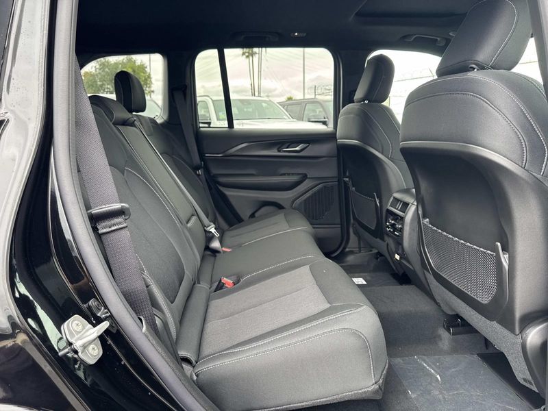 New 2026 Jeep Grand Cherokee Laredo X 4x2