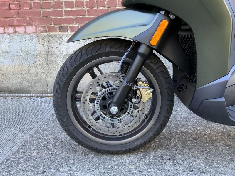 New 2024 PIAGGIO BEVERLY 400 HPE 