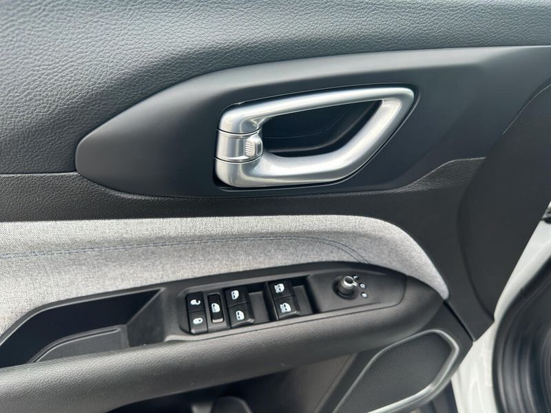 2024 Jeep Compass Latitude photo 3