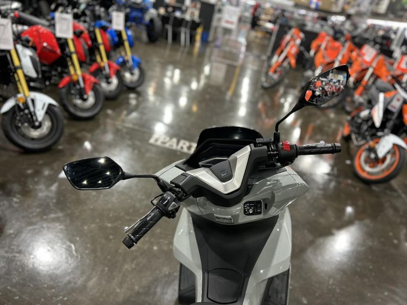2025 Honda PCX Image 2