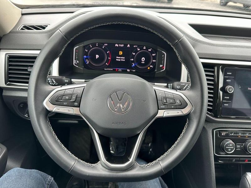 2022 Volkswagen Atlas 3.6L V6 SE w/TechnologyImage 2