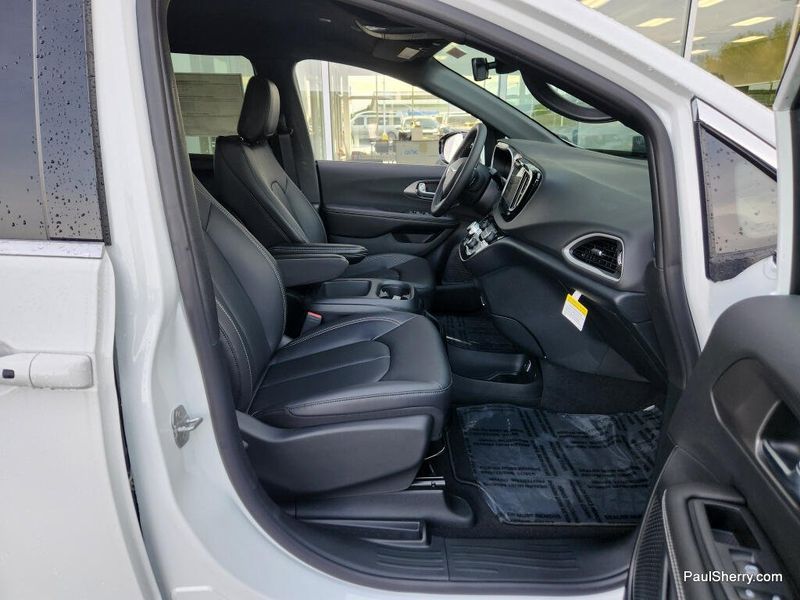 New 2026 Chrysler Voyager Lx