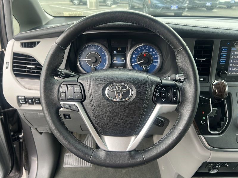 2017 Toyota Sienna XLEImage 10