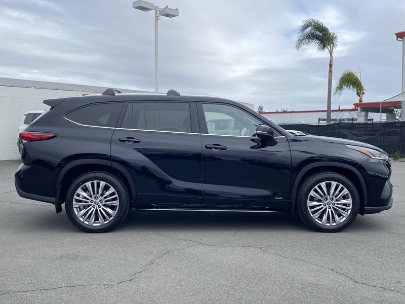 2022 Toyota Highlander PlatinumImage 3