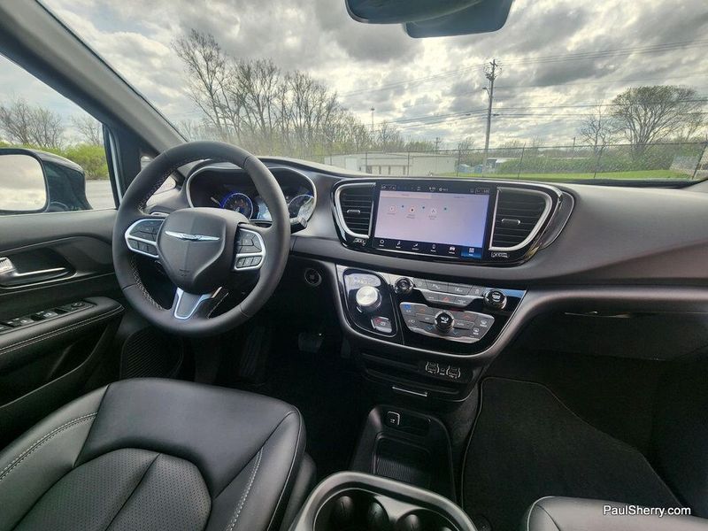 Used 2026 Chrysler Pacifica Select