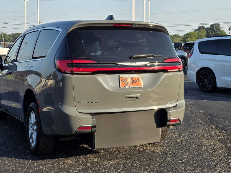 Used 2025 Chrysler Pacifica Select