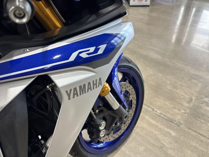 Used 2015 Yamaha YZF-R1 Image 17