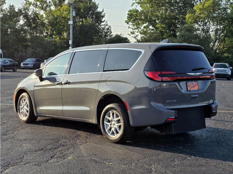 Used 2025 Chrysler Pacifica Select