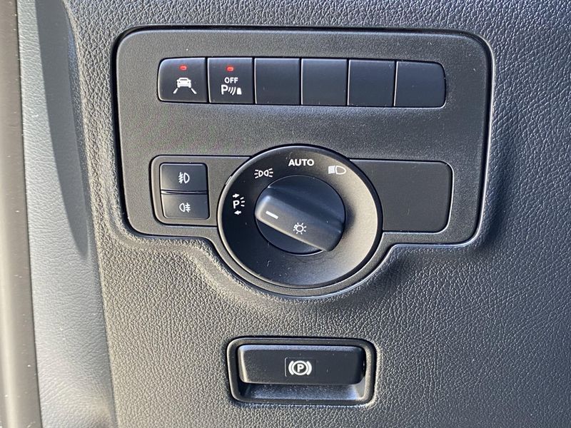 2017 Mercedes-Benz Metris Passenger Van PassengerImage 24