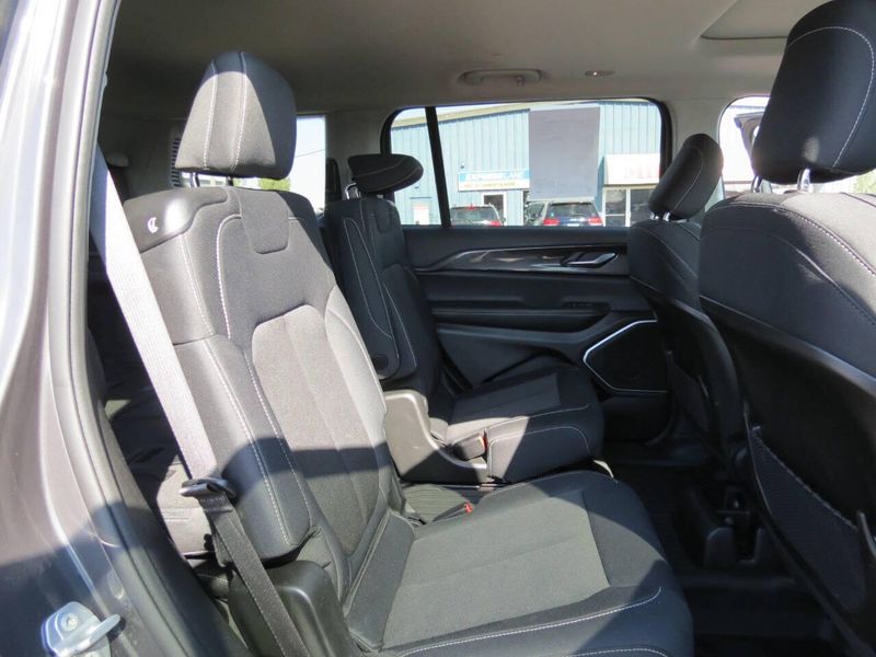 Used 2022 Jeep Grand Cherokee L Laredo 4x4 4dr SUVImage 32