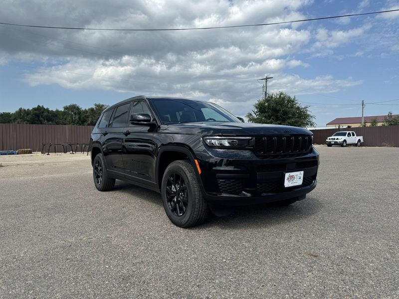 2024 Jeep Grand Cherokee L Altitude X 4x4Image 2