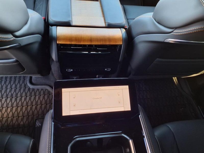 2024 Jeep Grand Wagoneer L III photo 11