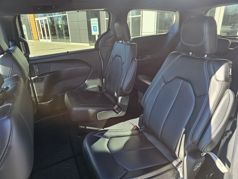 New 2026 Chrysler Pacifica Select AwdImage 8
