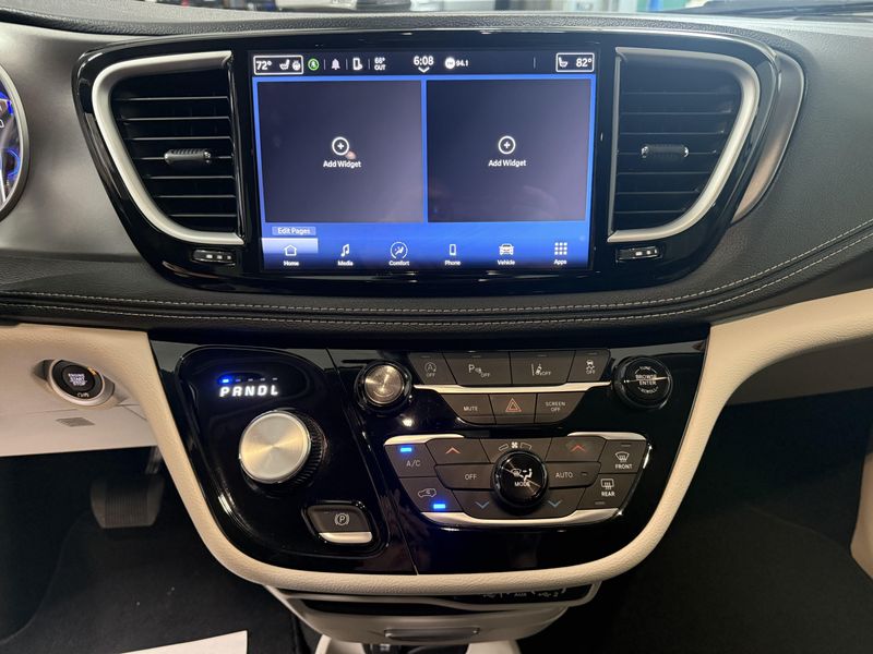 Used 2024 Chrysler Pacifica Touring LImage 23